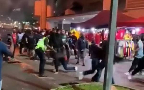 Rakaman video tular memaparkan insiden kekecohan melibatkan penyokong Kuala Lumpur City dan Selangor FC di luar Stadium Bolasepak Kuala Lumpur Cheras pada Sabtu.