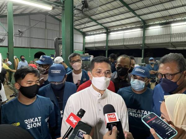 Azmin ketika ditemui pemberita selepas Ceramah Umum Ikrar Demi Bangsa Johor di markas PAS kawasan Muar, cawangan Parit Pechah pada Sabtu.