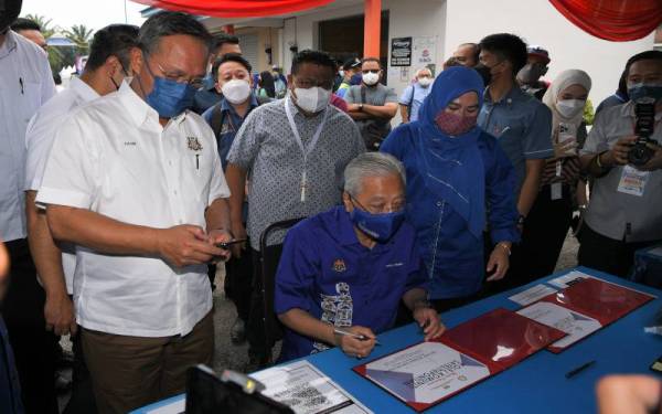 Ismail Sabri (duduk) hadir pada Majlis Pelancaran Kolej Komuniti Satelit di Kompleks Muafakat Sungai Pinggan Benut pada Ahad. - Foto Bernama