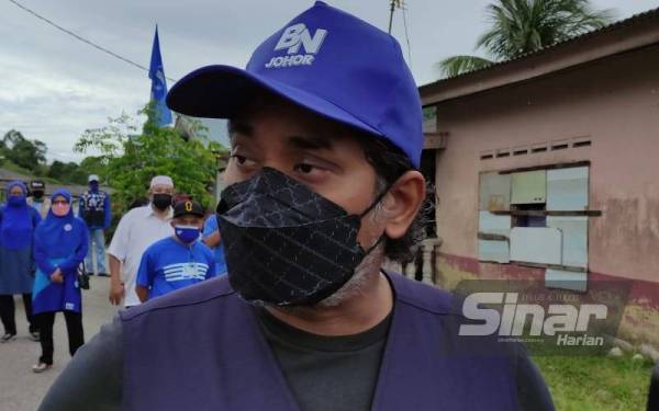 Khairy ketika ditemui pemberita di program jelajah bertemu pengundi di Kampung Lukut, Kota Tinggi pada Ahad