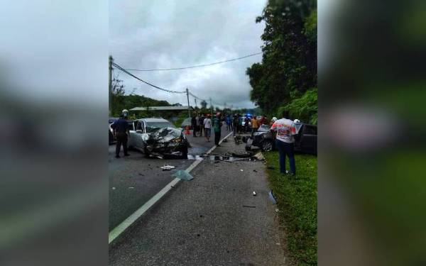 Keadaan dua buah kereta jenis Proton Persona yang terbabit dalam kemalangan di Kilometer 7, Jalan Lipis-Benta berhampiran Kampung Sallang, Lipis pada Ahad. - Foto Facebook Balai Bomba Kuala Lipis