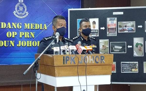 Kamarul Zaman (kiri) ketika dalam sidang media di Ibu Pejabat Polis Kontinjen (IPK) Johor pada Ahad.