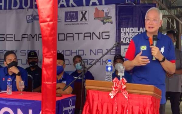 Najib (kanan) ketika berkempen di Machap, Johor pada Ahad.