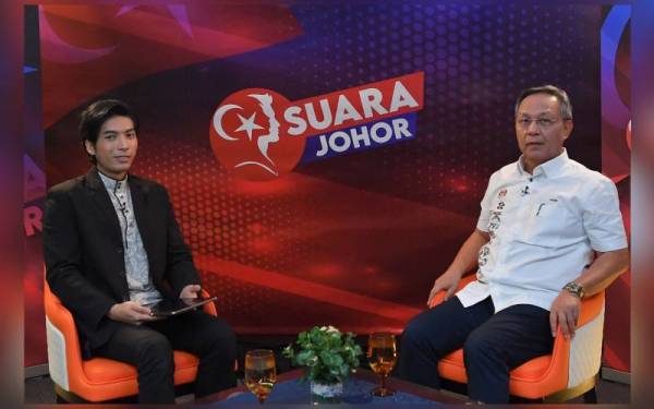 Hasni Mohammad (kanan) ditemubual Pengacara Program, Irfan Faruqi dalam program Suara Johor sempena Pilihan Raya Negeri (PRN) Johor pada Ahad. - Foto Bernama