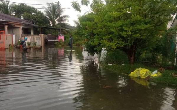 Kawasan perumahan di Taman Seri Meru di sini dilanda banjir kilat pada jam 5.58 petang pada Ahad.