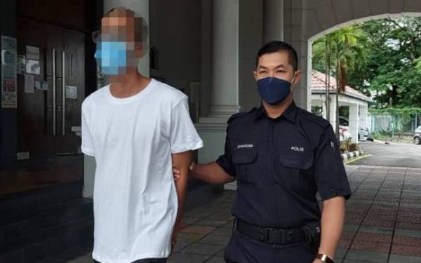 Azizul (kiri) yang didakwa atas 15 pertuduhan melakukan amang seksual dibenarkan diikat jamin oleh Mahkamah Tinggi Ipoh pada Isnin.