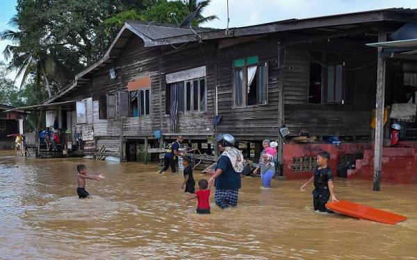 Keadaan banjir di sekitar Jalan Kubang Kurus-Bukit Mentok, Chukai, Kemaman baru-baru ini. - Foto: Bernama