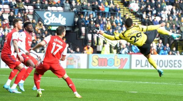 Hernandez melakukan sepakan akrobatik yang berjaya menghasilkan gol pertama buat Watford ketika kalah 2-3 kepada Arsenal di Vicarage Road pada Ahad.