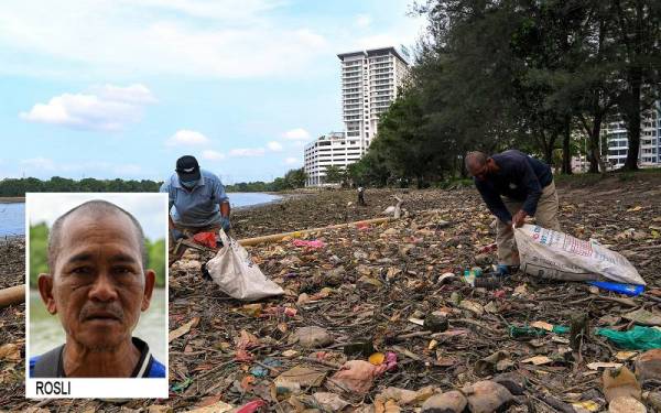 Hamid (kanan) dan rakannya Rafin Mat Tahir, 65, membersihkan sampah sarap di tepi Sungai Tebrau di Kampung Bakar Batu baru-baru ini. -Foto: Bernama