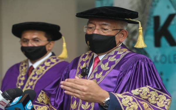 Mahdzir ditemui pemberita di Dewan Canselor USIM, pada Isnin.