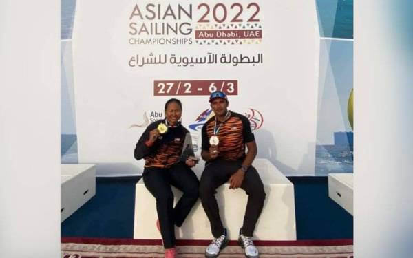 Nur Shazrin (kiri) dan Khairulnizam menunjukkan pingat dimenangi pada Kejohanan Pelayaran Asia 2022 di Dubai.