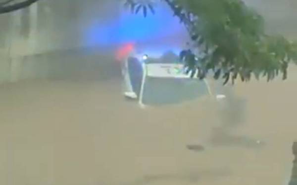 Rakaman video tular memaparkan kenderaan MPV polis terperangkap dalam kejadian banjir di Kuchai Lama.