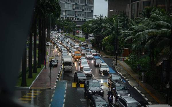 Keadaan aliran trafik agak sesak akibat banjir kilat susulan hujan lebat petang ini sekitar Jalan Kia Peng berdekatan Pusat Konvensyen Kuala Lumpur hari ini. -Foto Bernama