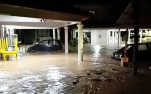 Keadaan sebuah kedai makan di sebelah rumah Sha Azman di Jalan Sungai Lui, Kampung Jawa pada Isnin.