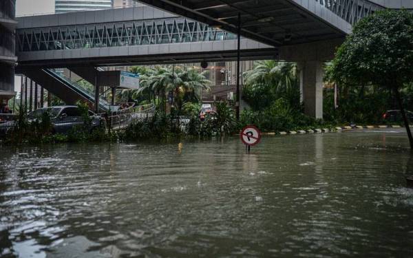 Keadaan jalan yang dinaiki air akibat banjir kilat susulan hujan lebat petang ini sekitar Jalan Kia Peng berdekatan Pusat Konvensyen Kuala Lumpur hari ini. -Foto Bernama