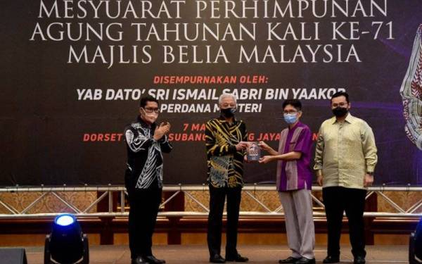 Ismail Sabri menerima sebuah buku bertajuk ‘Himpunan Genta Rasa’ yang ditulis dan disampaikan oleh Bekas Presiden Majlis Belia Malaysia (MBM) Jufitri Joha pada Majlis Perasmian Mesyuarat Perhimpunan Agung Tahunan Kali ke-17 MBM di sebuah hotel pada Isnin.
