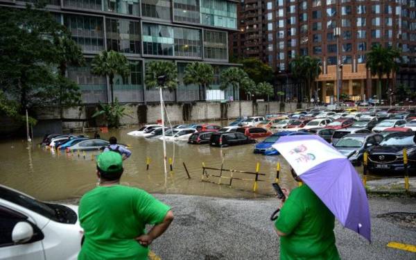 Keadaan kenderaan orang awam yang ditenggelami air akibat banjir kilat susulan hujan lebat petang ini sekitar Jalan Kia Peng berdekatan Pusat Konvensyen Kuala Lumpur pada Isnin. - Foto Bernama