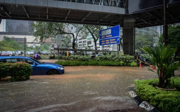 Keadaan jalan yang dinaiki air akibat banjir kilat susulan hujan lebat petang ini sekitar Jalan Kia Peng berdekatan Pusat Konvensyen Kuala Lumpur pada Isnin. - Foto Bernama