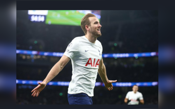 Kane tampil dua gol ketika berdepan Everton di London.