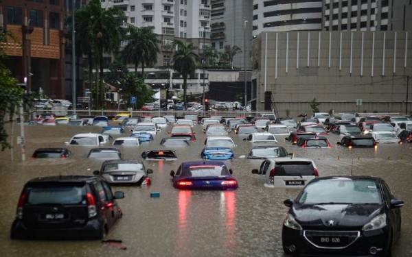 Keadaan kenderaan orang awam yang ditenggelami air akibat banjir kilat susulan hujan lebat petang Isnin sekitar Jalan Kia Peng berdekatan Pusat Konvensyen Kuala Lumpur. Foto Bernama
