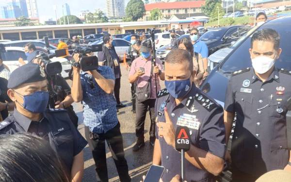 Ayob Khan menunjukkan jari yang dicalit dakwat khas menandakan sudah menjalankan pengundian awal PRN Johor di Dewan Dato Onn, Ibu Pejabat Polis Kontinjen ( IPK) Johor.