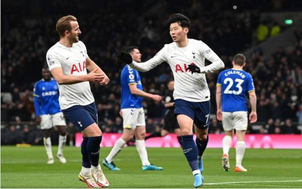 Son (kanan) meraikan jaringannya bersama Kane selepas membantu pasukannya menewaskan Everton 5-0 di Stadium Tottenham awal pagi Selasa. 