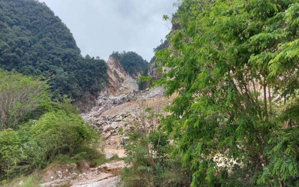 Operasi mencari dan menyelamat dua mangsa dikhuatiri tertimbus dalam runtuhan batu kuari sedang dijalankan di Keramat Pulai, Simpang Pulai pada Selasa..