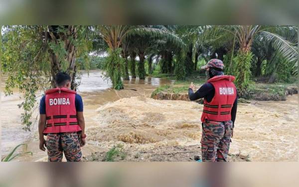 Pasukan bomba melakukan pemantauan dan bersiap siaga menghadapi sebarang kemungkinan di Bukit Changgang.