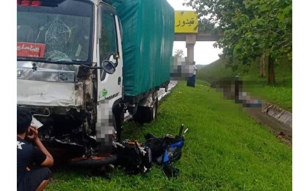 Sebuah lori datang secara tiba-tiba sebelum merempuh sembilan buah motosikal yang berteduh bawah jejambat.