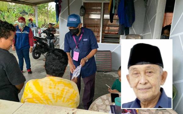 Tosrin (tengah) beramah-mesra bersama penduduk ketika berkempen di Kampung Melayu Sengkang di sini pada Selasa. Gambar kecil: Tosrin