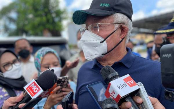 Najib ketika ditemui pemberita selepas bertemu pengundi di Pekan Bukit Gambir pada Selasa.