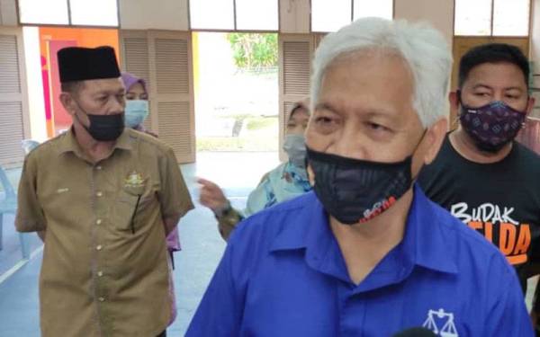 Idris ketika ketika ditemui pemberita selepas program ramah mesra bersama penduduk Felda Air Tawar 2 pada Selasa.