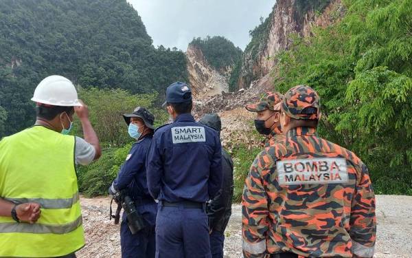 Pasukan Mencari dan Menyelamat Khas Malaysia (SMART) tiba di lokasi kejadian bagi melakukan pemantauan insiden runtuhan batu kuari di Simpang Pulai pada Selasa.