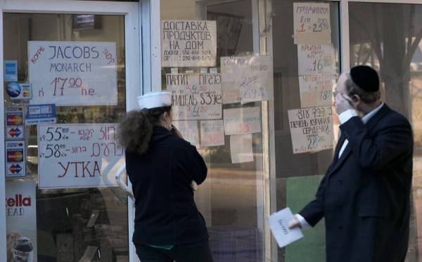 Sebuah kedai di bandar Nof Hagalil, utara Israel memaparkan notis makluman dalam bahasa Rusia sebagai persediaan menerima ketibaan pelarian Yahudi dari Ukraine. - Foto AFP