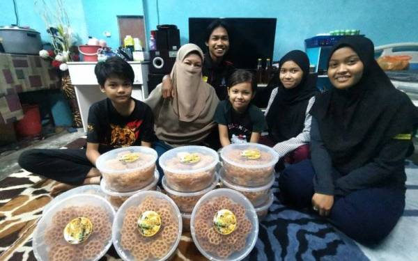 Zalina dan anak-anak ketika ditemui di rumahnya di Bandar Seremban Selatan, Seremban baru-baru ini.