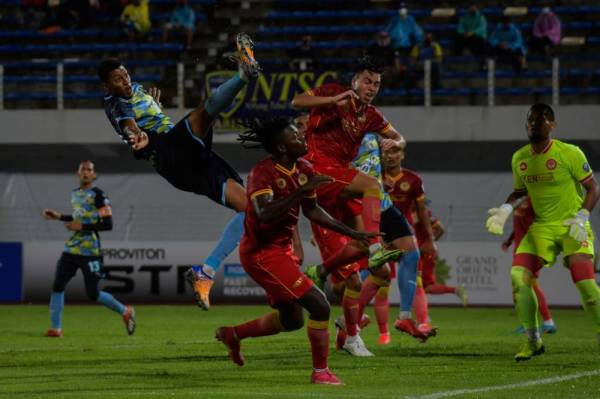 Pemain Pulau Pinang, Rafael Vitor Santos De Freitas (kiri) ketika beraksi pada perlawanan Liga Super menentang Melaka United di Stadium Bandaraya malam ini. -Foto Bernama