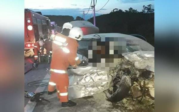 Anggota bomba mengeluarkan salah seorang mangsa yang tersepit selepas terbabit kemalangan di Kilometer 65 Jalan Kuantan-Segamat di sini pada Selasa. - Foto JBPM Pahang.