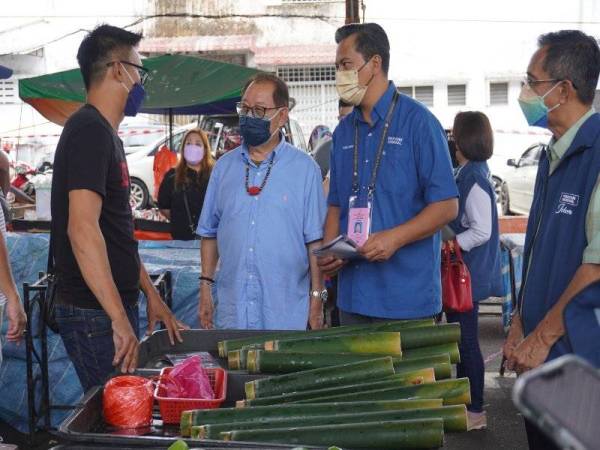 Tazul Arifin (dua, kanan) beramah mesra dengan orang ramai semasa berkempen dalam kawasan DUN Permas, Pasir Gudang.