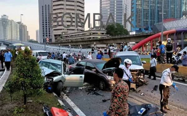 Seorang lelaki maut selepas kenderaan dipandunya hilang kawalan dan memasuki lorong bertentangan di Jalan Tuanku Abdul Rahman, Kuala Lumpur. - Foto JBPM