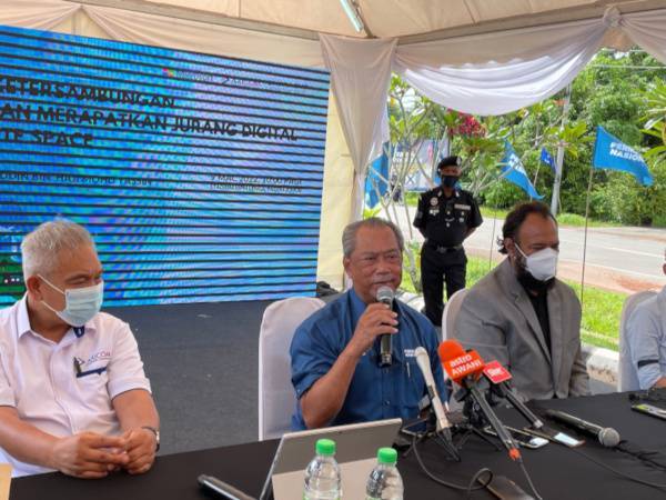 Muhyiddin (dua dari kiri) dalam sidang media selepas Majlis Pelancaran Program Mendayakan Ketersambungan Luar Bandar dan Merapatkan Jurang Digital Dengan TV White Space di Stadium MPM Lenga pada Rabu.