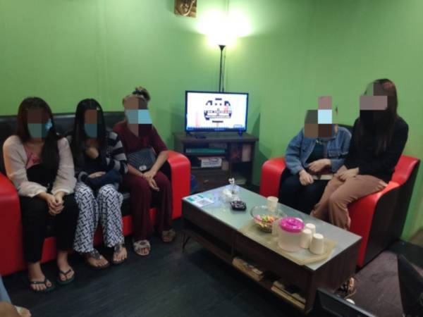 Sembilan wanita asing ditahan dalam serbuan di sebuah premis refleksologi di Desa Sr Hartamas, Kuala Lumpur pada Selasa.