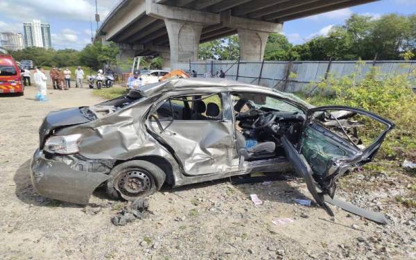 Kereta mangsa remuk selepas terjatuh dari Jambatan Syed Abdul Aziz di Taman Kota Laksamana pada pagi Rabu.