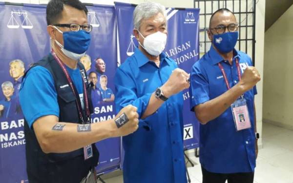 Ahmad Zahid (tengah) sama Soon Hai (kiri) dan Pandak selepas program ramah mesra bersama pengundi DUN Kota Iskandar di bilik gerakan Parlimen Iskandar Puteri, pada Sabtu.