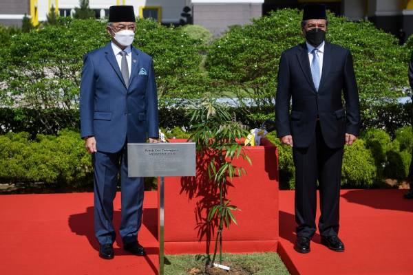 Al-Sultan Abdullah berkenan menyaksikan Majlis Penanaman Pokok ceri Terengganu oleh Sultan Mizan Zainal Abidin (kanan) di pekarangan Istana Negara pada Rabu. Foto: Bernama