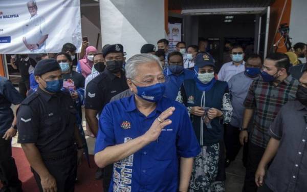 Ismail Sabri selepas hadir pada Majlis Penyampaian Geran Kawasan Rukun Tetangga (KRT) Komuniti Sejahtera Keluarga Malaysia peringkat negeri Johor di Kompleks Sukan Komuniti Felda Lok Heng Kota Tinggi pada Rabu. Foto: Bernama