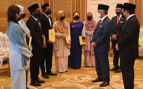 Al-Sultan Abdullah berkenan beramah mesra bersama penerima Biasiswa Yang di-Pertuan Agong (BYDPA) bagi tahun 2021 di Istana Negara pada Rabu.
Seramai 10 penuntut institusi pengajian tinggi menerima biasiswa yang membolehkan mereka melanjutkan pengajian ke peringkat sarjana dan doktor falsafah (PhD) di universiti tempatan dan luar negara. - Foto Bernama