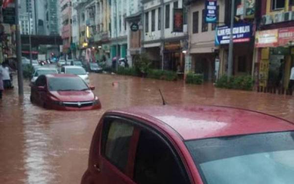 DBKL melantik perunding bagi mengkaji dan mereka bentuk semula parit monsun serta longkang untuk meningkatkan keupayaan infrastruktur itu bagi menampung jumlah air hujan.