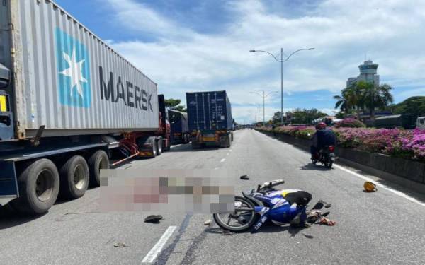 Seorang warga emas maut selepas motosikal ditunggangnya terbabas lalu digilis sebuah treler di Jalan Pelabuhan Barat pada Rabu.