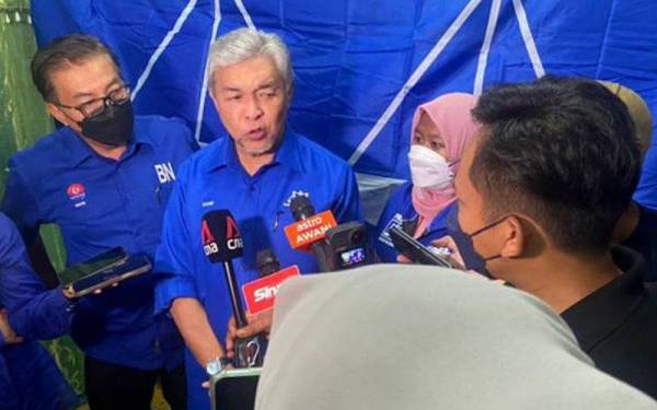 Ahmad Zahid (tengah) dan Yahya (kiri) ditemui pemberita dalam program beramah mesra bersama pengundi di Flat Larkin Indah, Johor Bahru, pada Rabu.