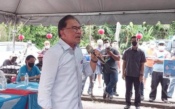 Anwar semasa berceramah ketika menyantuni calon PKR bagi Dewan Undangan Negeri Gambir, Naim Jusri sempena Jelajah Johornya pada Rabu.